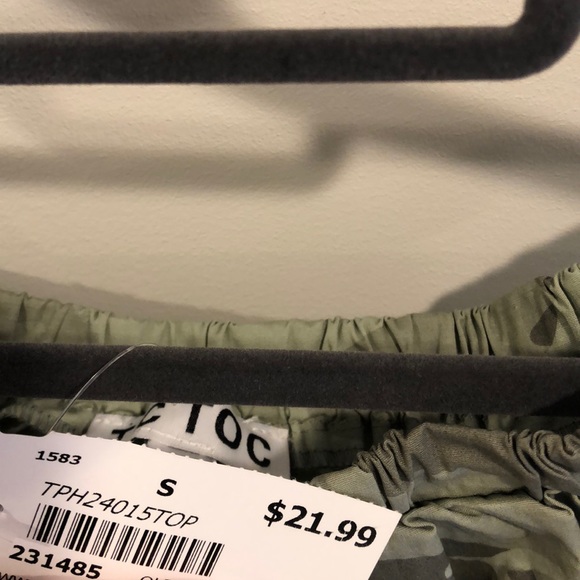 Ladies camo crop top, size small, new with tags - Picture 2 of 2